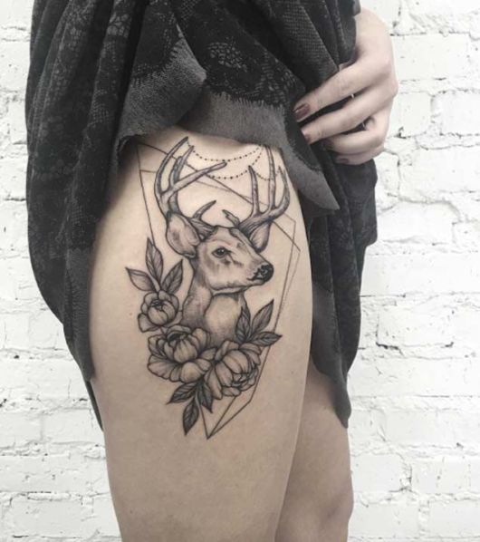 as mais lindas tatuagens na coxa feminina cervo e floral