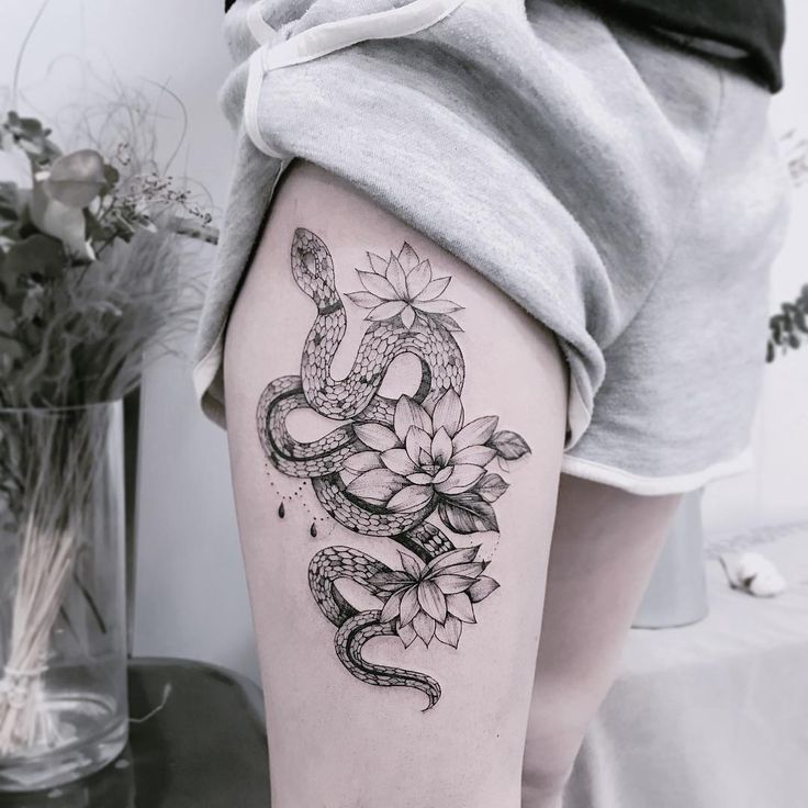 as mais lindas tatuagens na coxa feminina cobra e floral