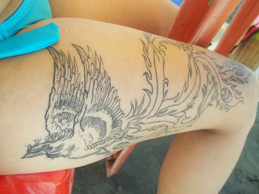 as mais lindas tatuagens na coxa feminina fenix