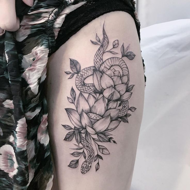 as mais lindas tatuagens na coxa feminina floral e cobra