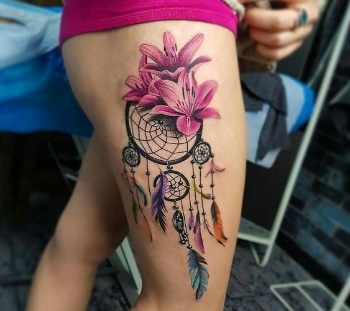 as mais lindas tatuagens na coxa feminina floral e colares