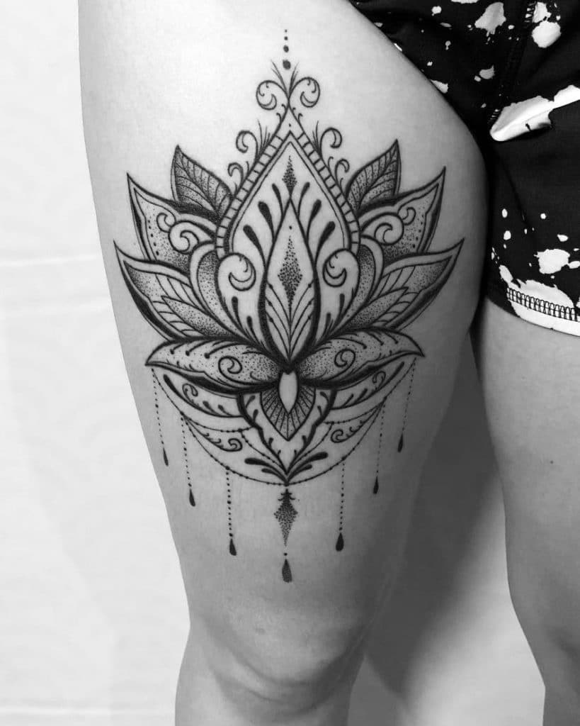 as mais lindas tatuagens na coxa feminina floral e colares