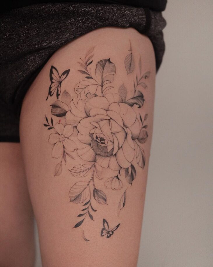 as mais lindas tatuagens na coxa feminina flores e borboleta tracejado