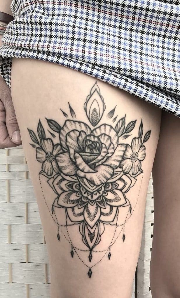 as mais lindas tatuagens na coxa feminina flores e perolas