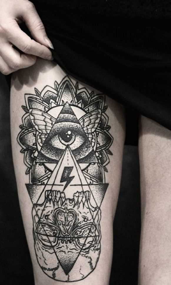 as mais lindas tatuagens na coxa feminina piramide olho