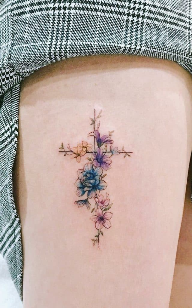 as mais lindas tatuagens na coxa feminina ramo de flores azul