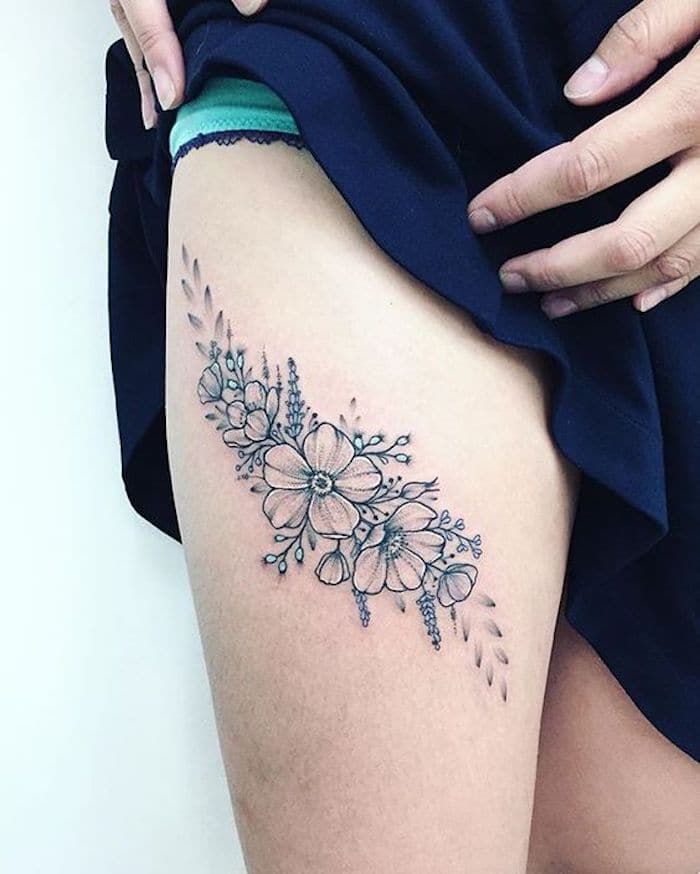 as mais lindas tatuagens na coxa feminina ramo de flores