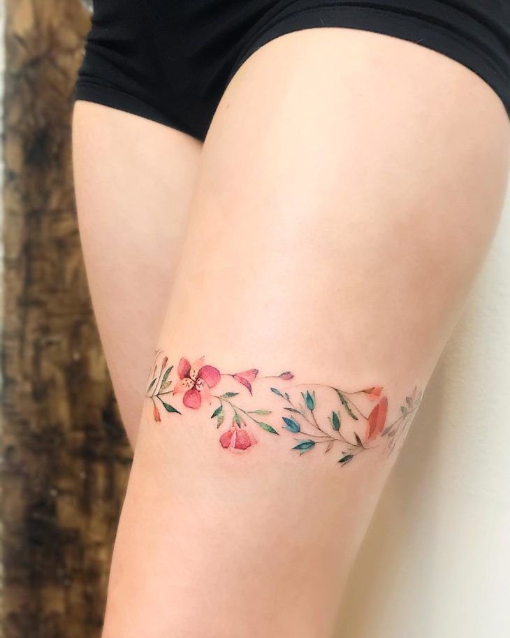 as mais lindas tatuagens na coxa feminina ramo folhas coloridas horizontal