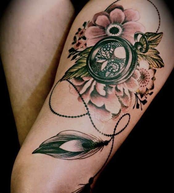 as mais lindas tatuagens na coxa feminina relogio e floral