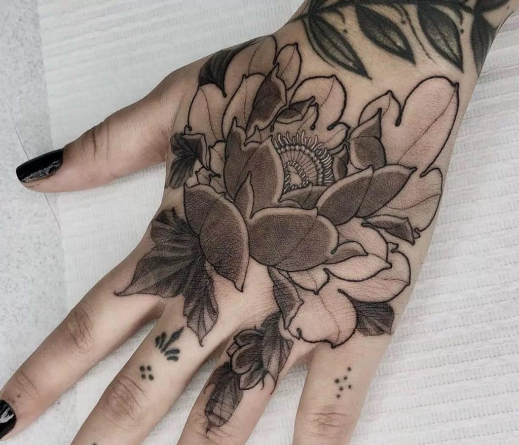 as mais lindas tatuagens na mão feminina