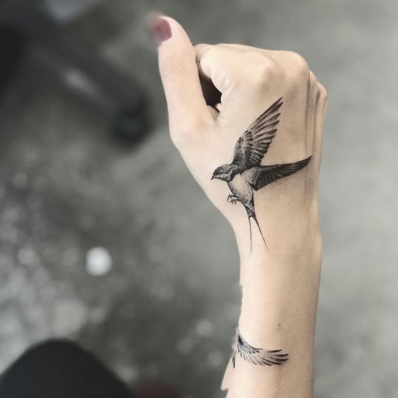 as mais lindas tatuagens na mão feminina beija flor