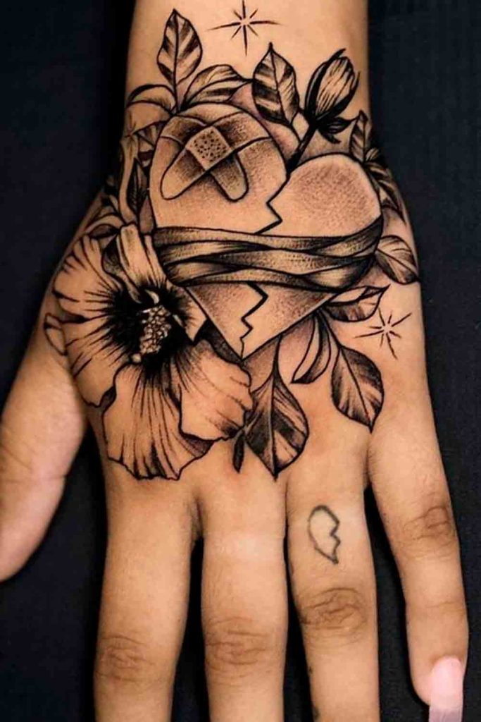 as mais lindas tatuagens na mão feminina coração e flores