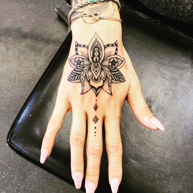 as mais lindas tatuagens na mão feminina flor de lotus