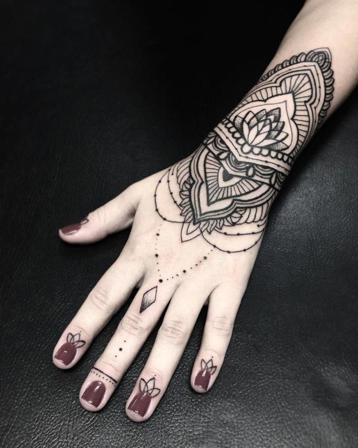 as mais lindas tatuagens na mão feminina floral indiano