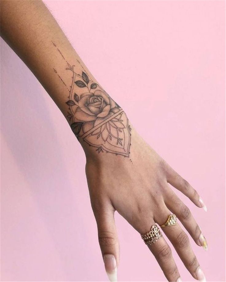 as mais lindas tatuagens na mão feminina flores