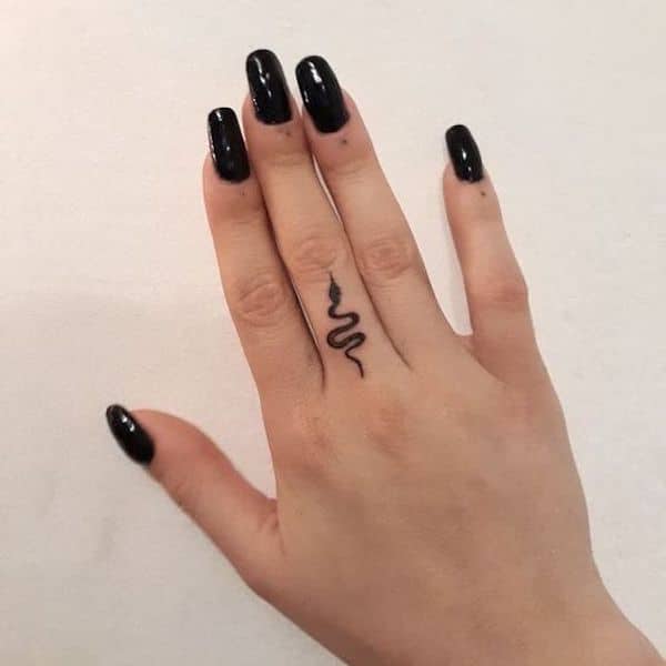 as mais lindas tatuagens na mão feminina mini cobra