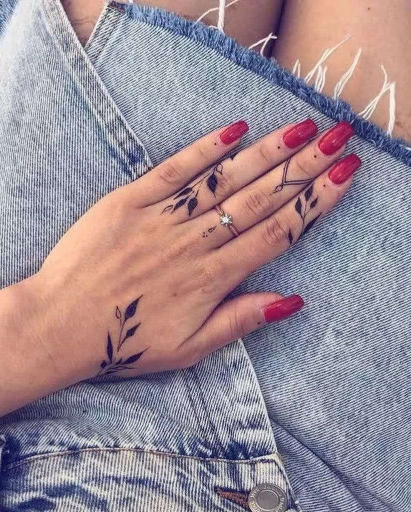 as mais lindas tatuagens na mão feminina ramo de folhas