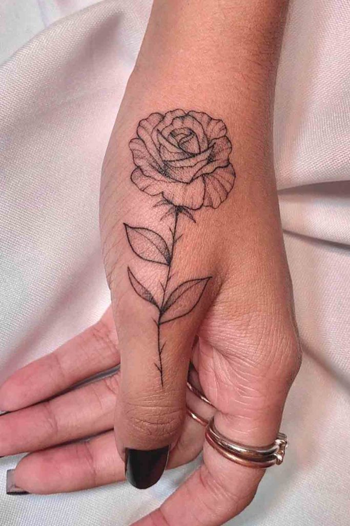 as mais lindas tatuagens na mão feminina rosas