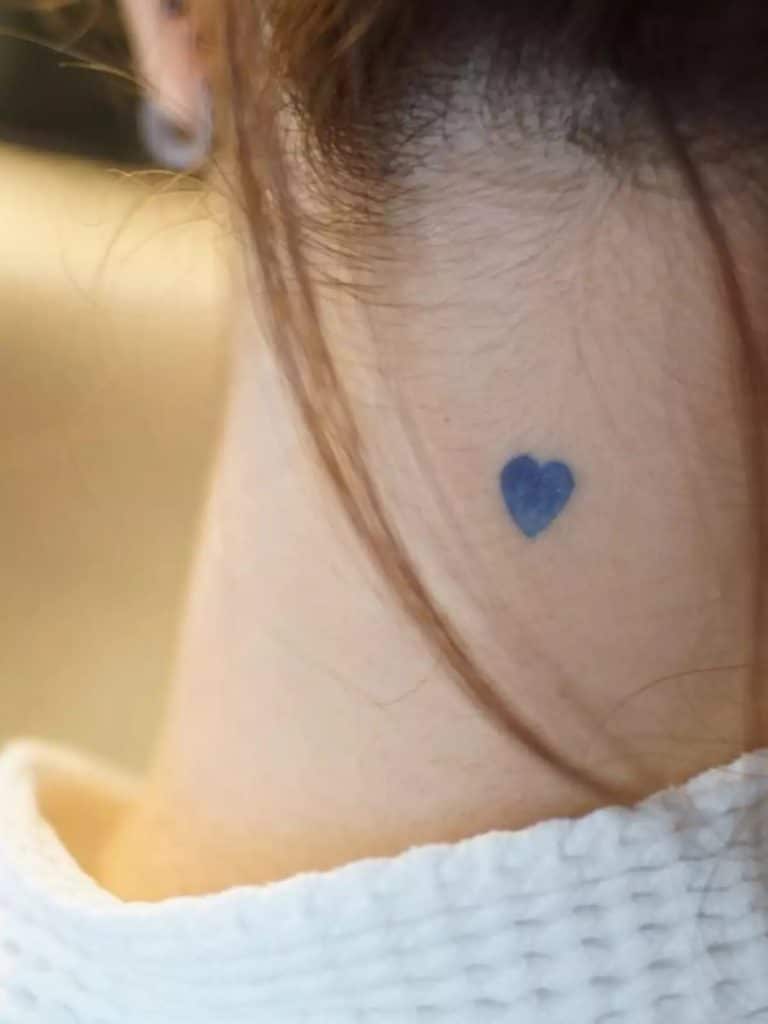 as melhores e mais bonitas tattoos no pescoço coração azul