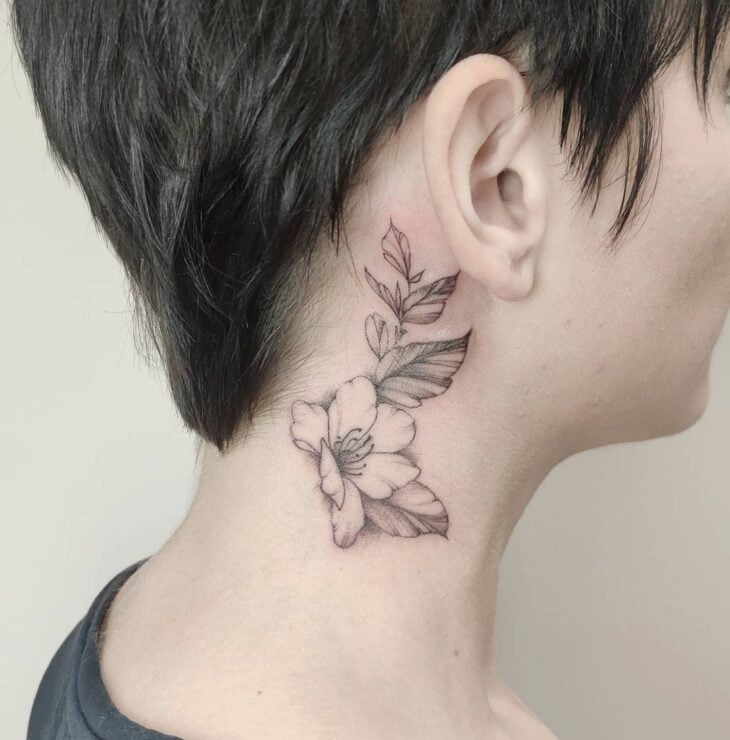 as melhores e mais bonitas tattoos no pescoço flores