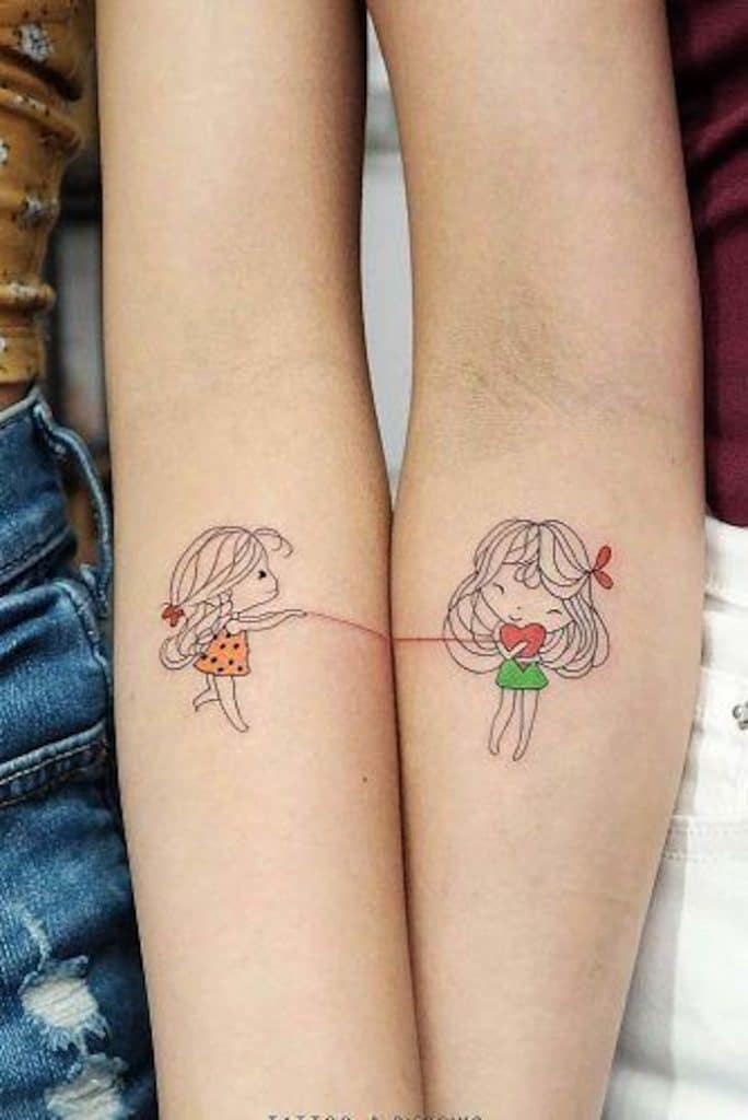 as melhores tatuagens de amizade da atualidade meninas brincando