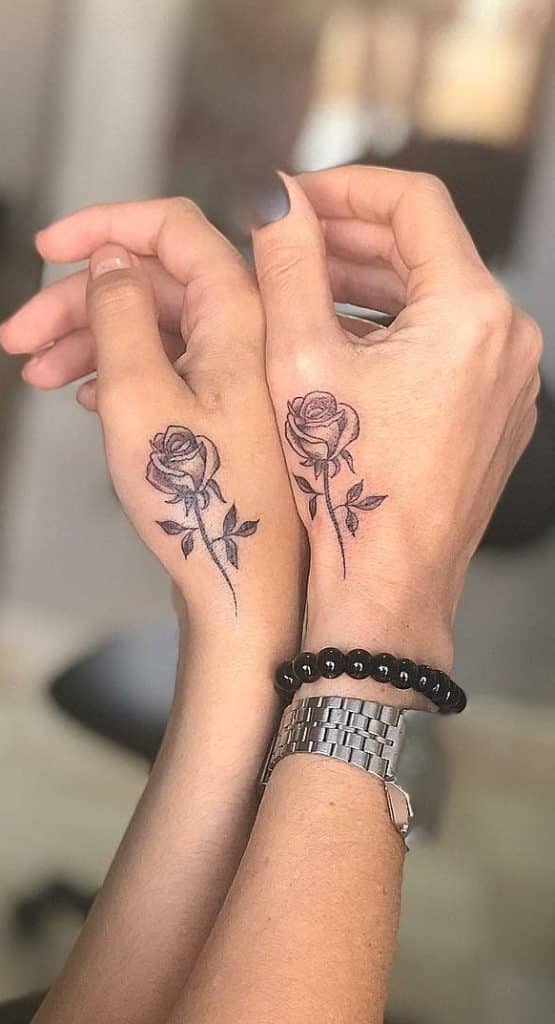 as melhores tatuagens de amizade da atualidade rosas