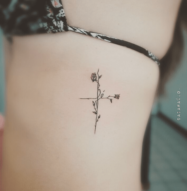 as melhores tatuagens femininas na costela cruz de rosa