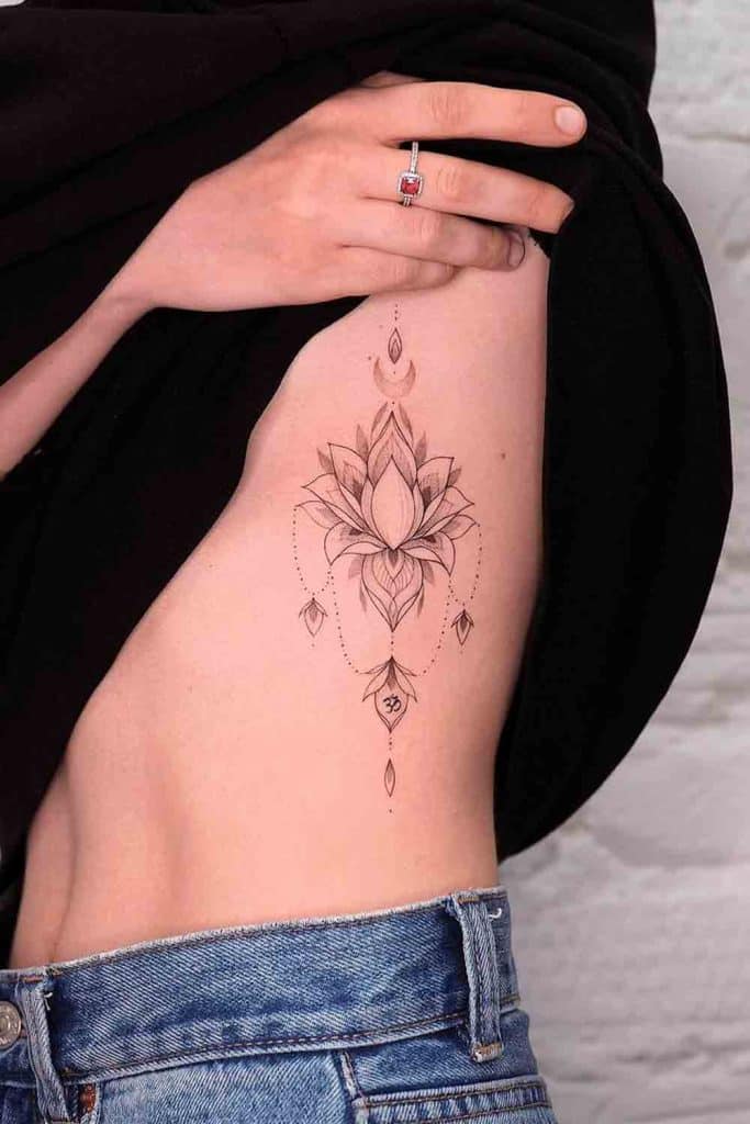 as melhores tatuagens femininas na costela floral indiano