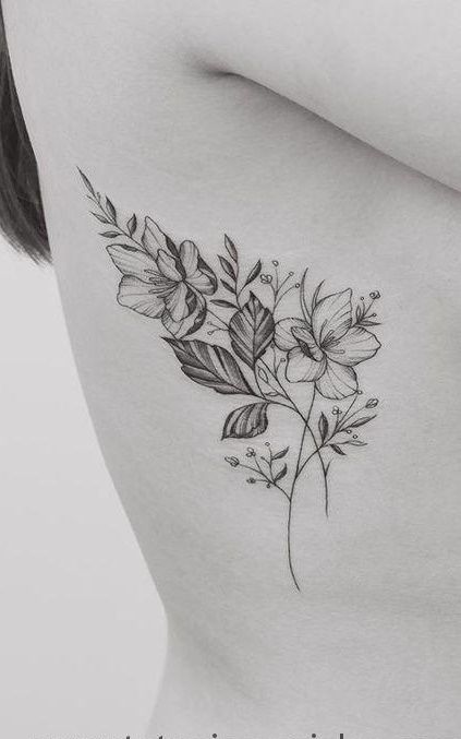 as melhores tatuagens femininas na costela ramo de folhas e flores