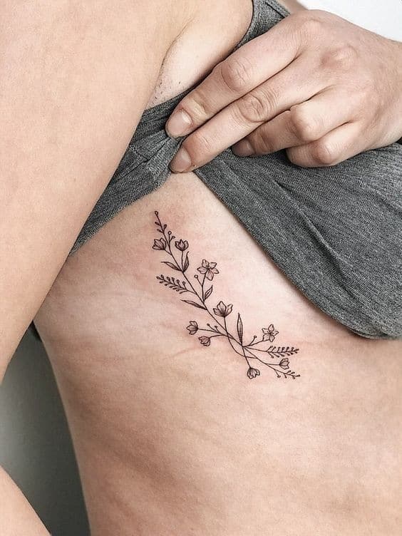 as melhores tatuagens femininas na costela ramo de folhas