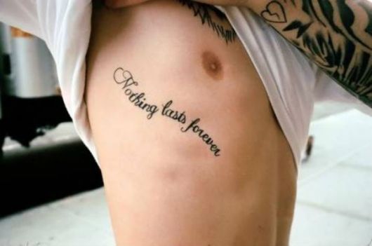 as melhores tatuagens masculinas na costela frase