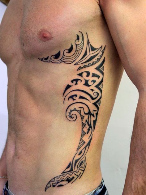 as melhores tatuagens masculinas na costela maori tribal