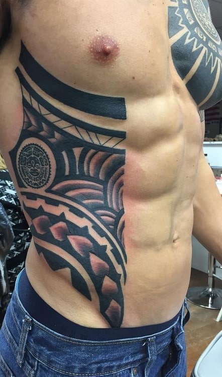 as melhores tatuagens masculinas na costela maori