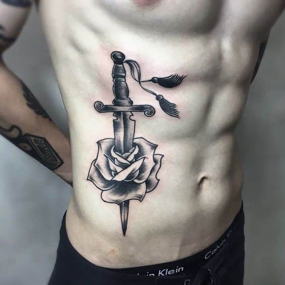 as melhores tatuagens masculinas na costela rosa e faca