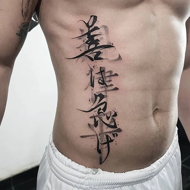 as melhores tatuagens masculinas na costela letras asiaticas