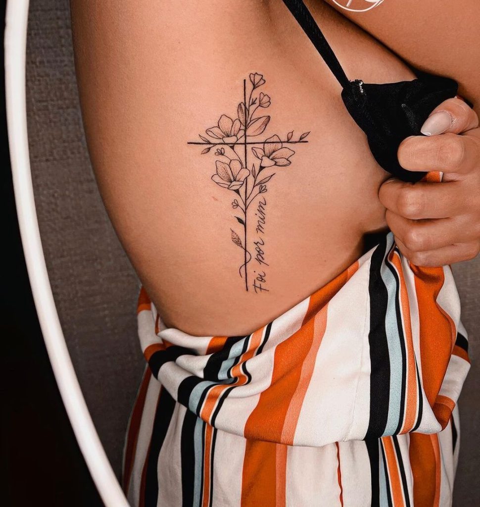 as melhores tatuagens para costela feminina cruz de flores