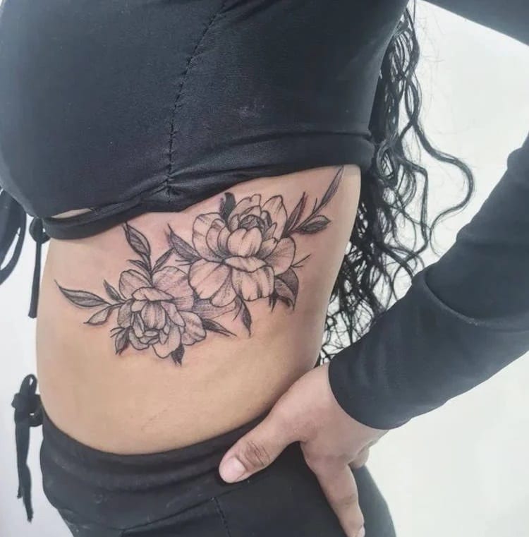 as melhores tatuagens para costela feminina floral