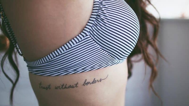 as melhores tatuagens para costela feminina frase