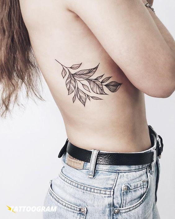 as melhores tatuagens para costela feminina ramo de folhas