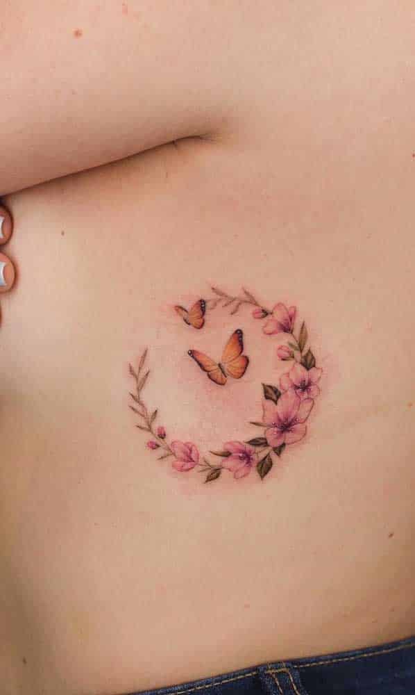 as melhores tatuagens para costela feminina ramo e borboleta