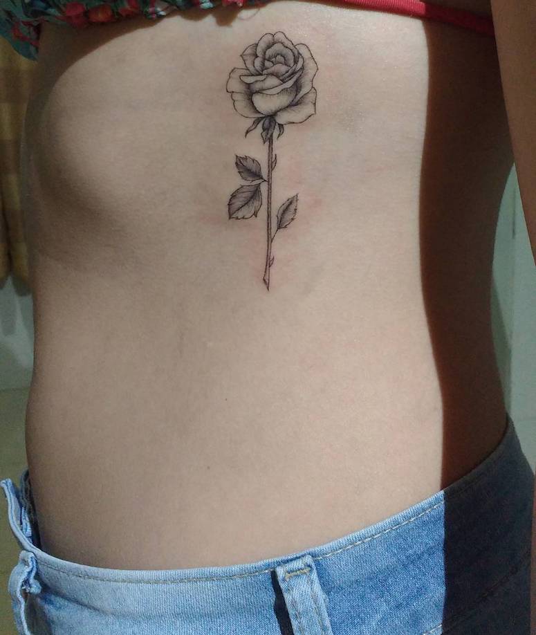 as melhores tatuagens para costela feminina rosa