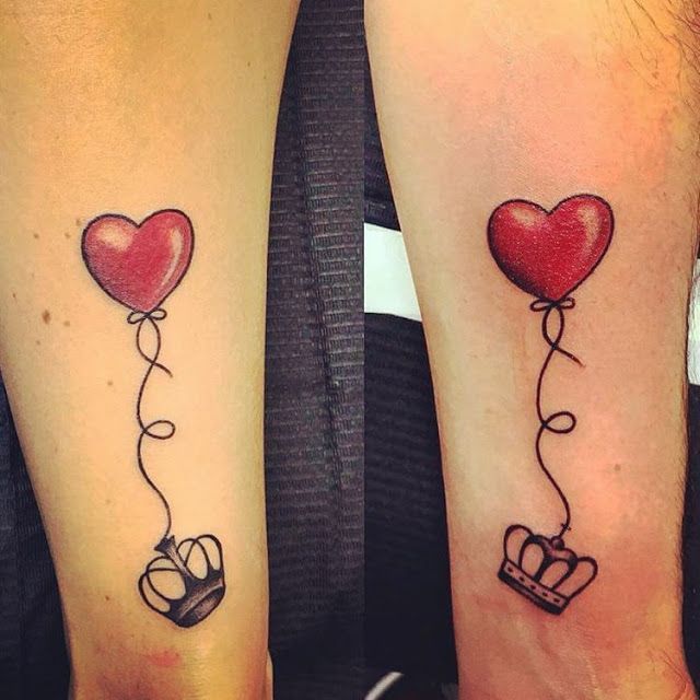 as tatuagens de casal mais bonitas da atualidade balão e coroas