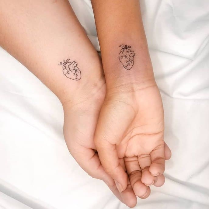 as tatuagens de casal mais bonitas da atualidade corações realista miniatura