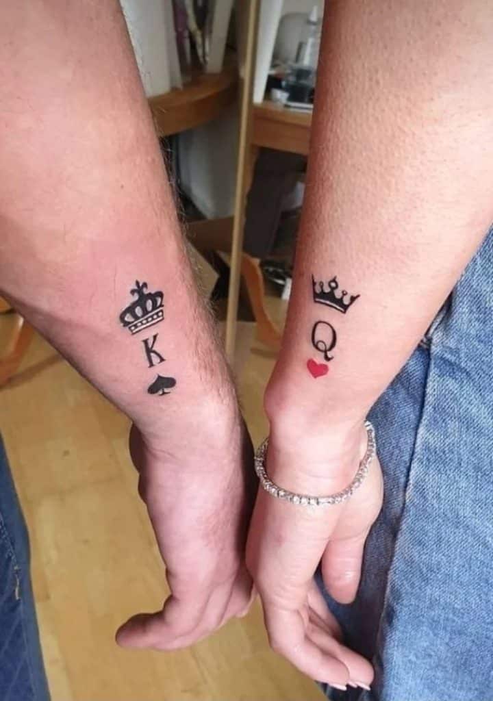 as tatuagens de casal mais bonitas da atualidade coroa