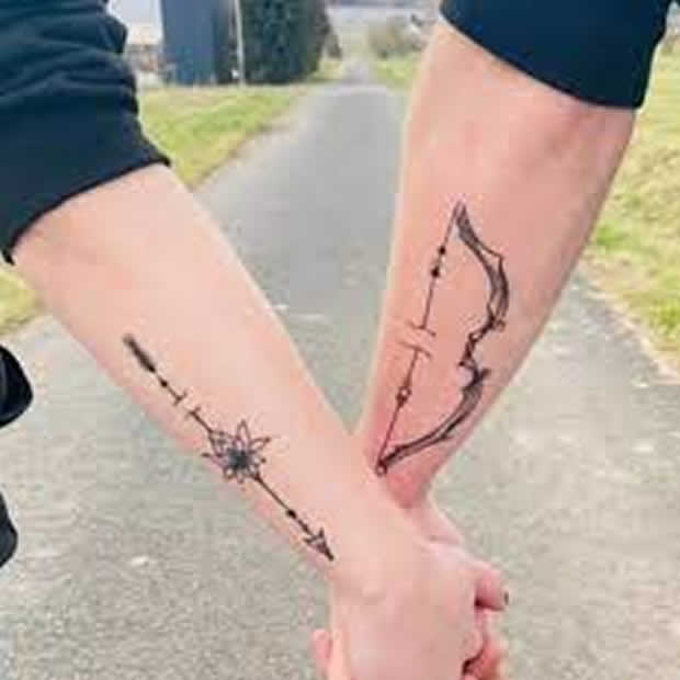 as tatuagens de casal mais bonitas da atualidade flecha e arco