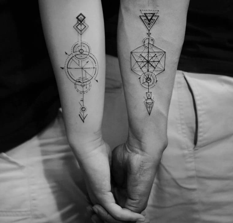 as tatuagens de casal mais bonitas da atualidade flechas e abstratos