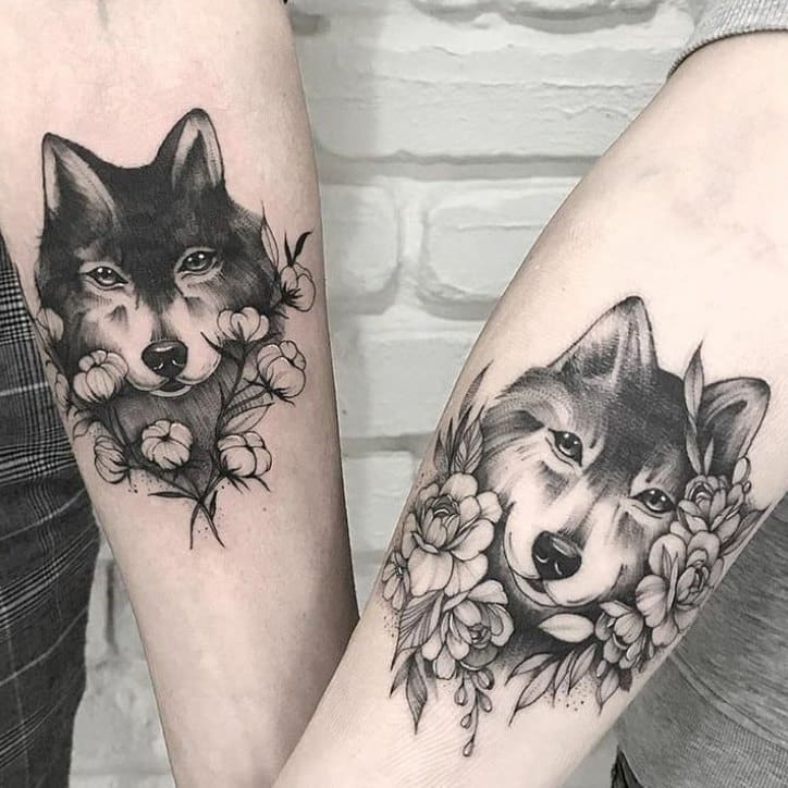 as tatuagens de casal mais bonitas da atualidade lobos diferentes