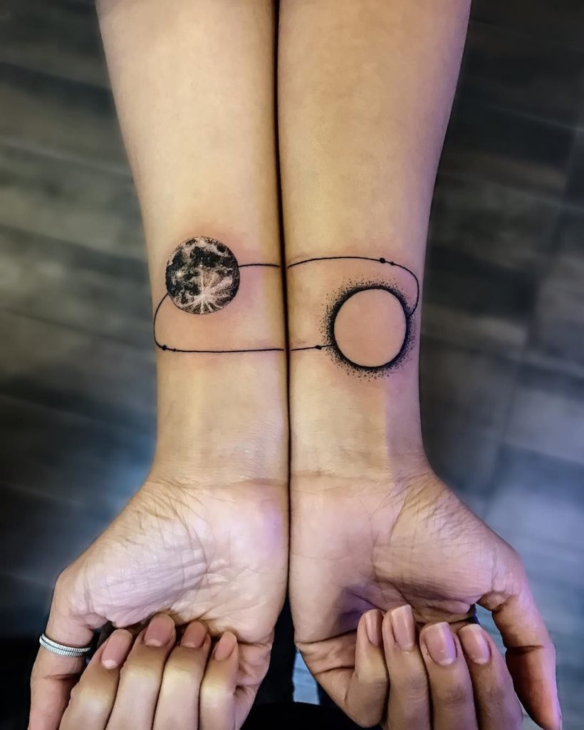 as tatuagens de casal mais bonitas da atualidade luas