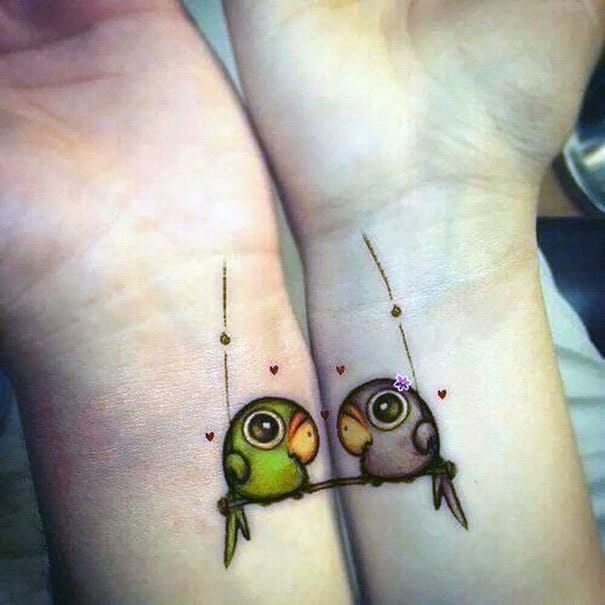 as tatuagens de casal mais bonitas da atualidade papagaios