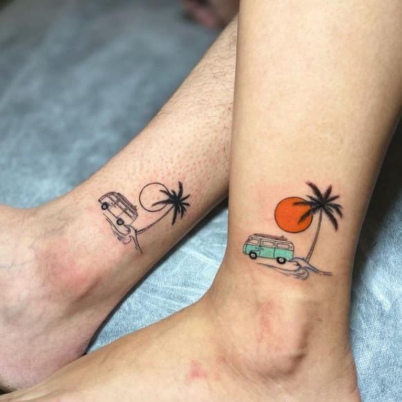 as tatuagens de casal mais bonitas da atualidade praia sol e lua